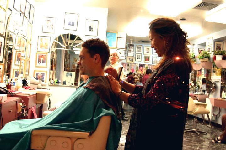 Devanture complète d'un salon de coiffure — vue 2