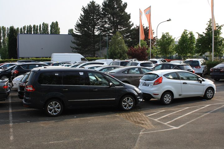 Totem d'entrée pour une concession automobile — vue 2