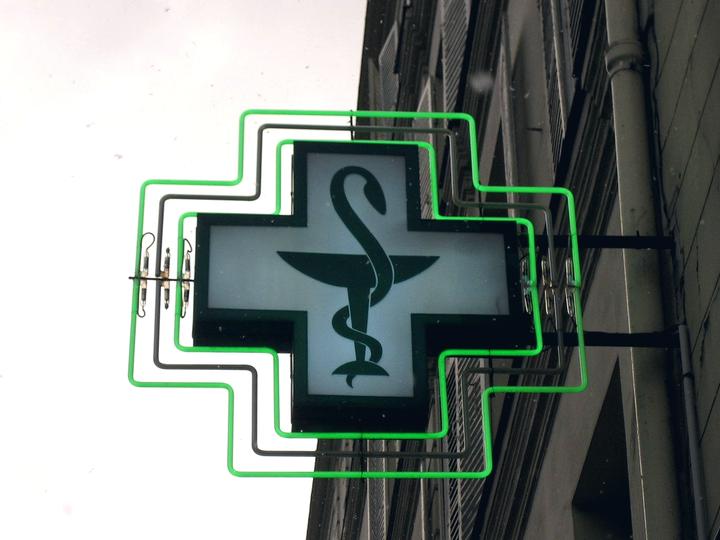 Caducée pharmaceutique lumineux : coupe d'Hygie et serpent