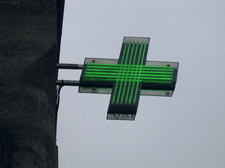 Croix de pharmacie vue de dessous, potence et fixation apparentes