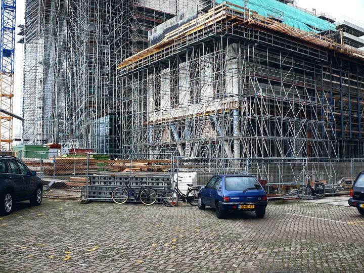 Bâche d'échafaudage sur une façade de sept étages