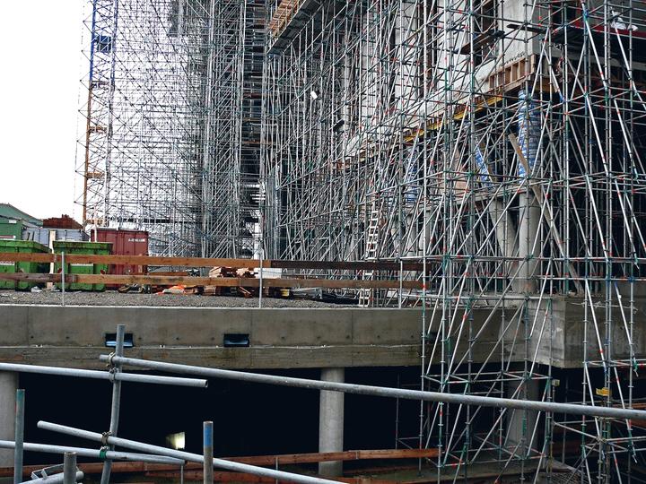 Bâche d'échafaudage sur une façade de sept étages — vue 2