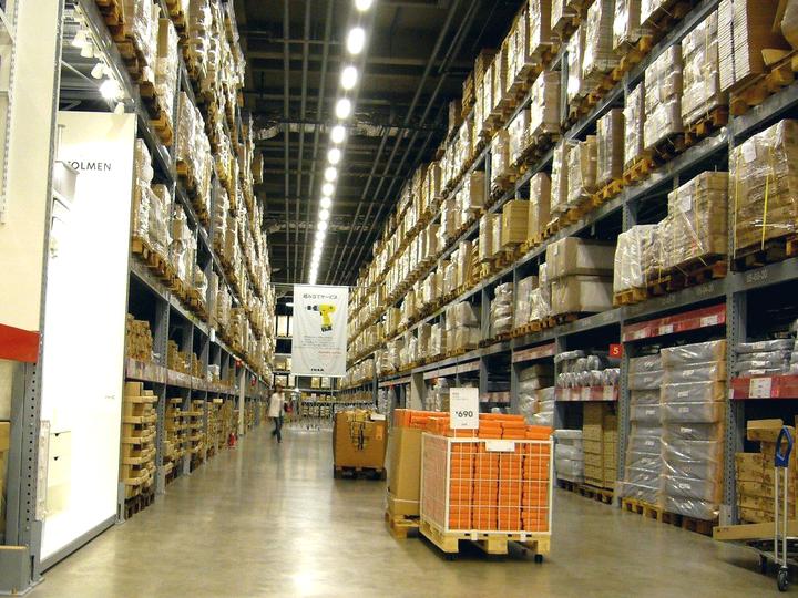 Marquage au sol d'un entrepôt logistique