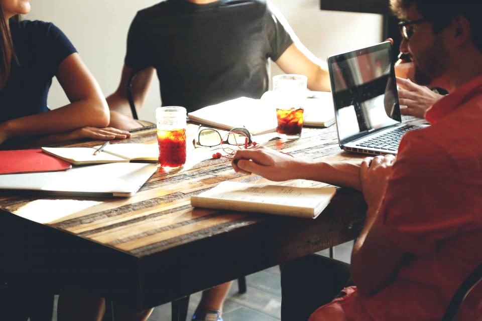 Professionnels de la communication visuelle en réunion