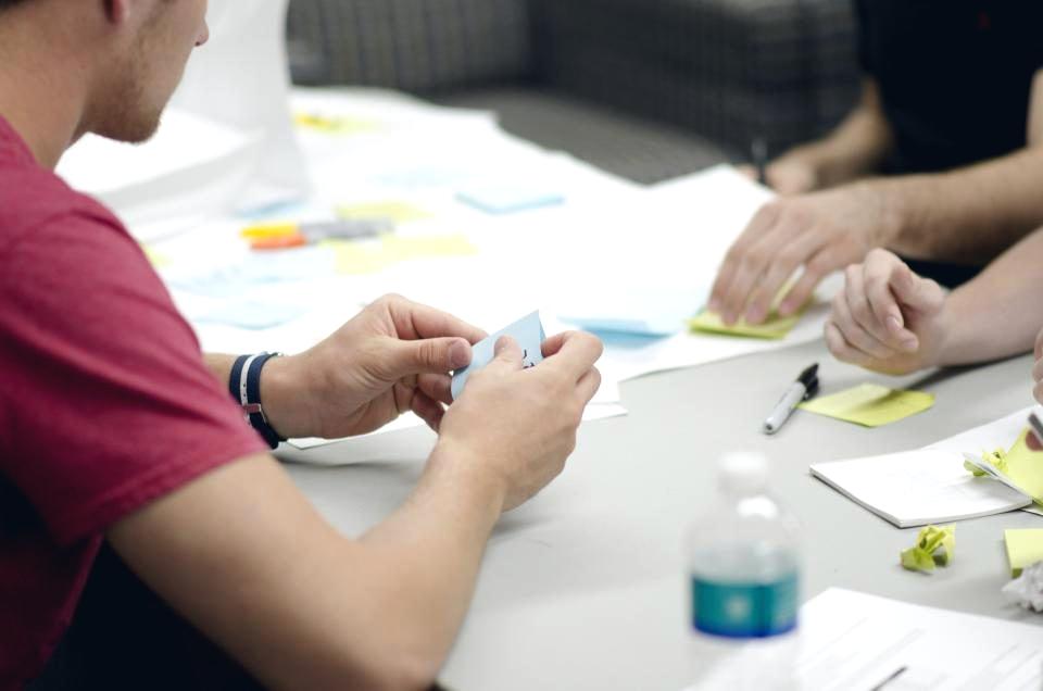 Professionnels de la communication en réunion de projet