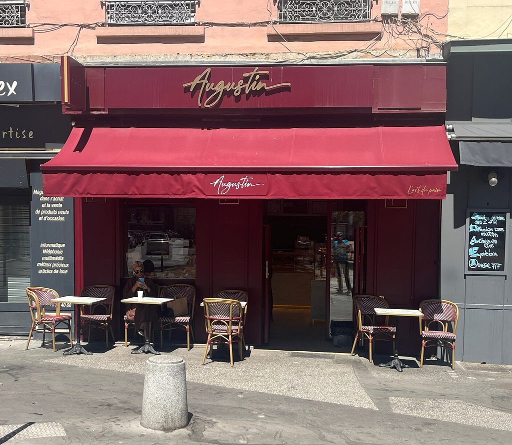 Rue commerçante avec enseignes et devantures de magasins