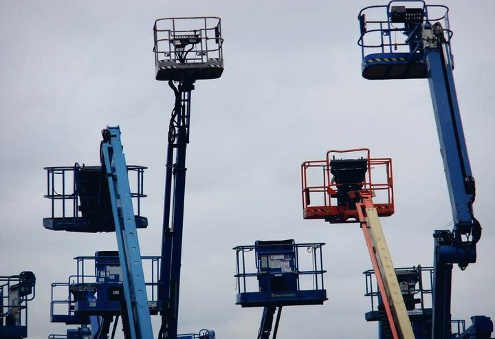 Pose d'enseigne en nacelle élévatrice
