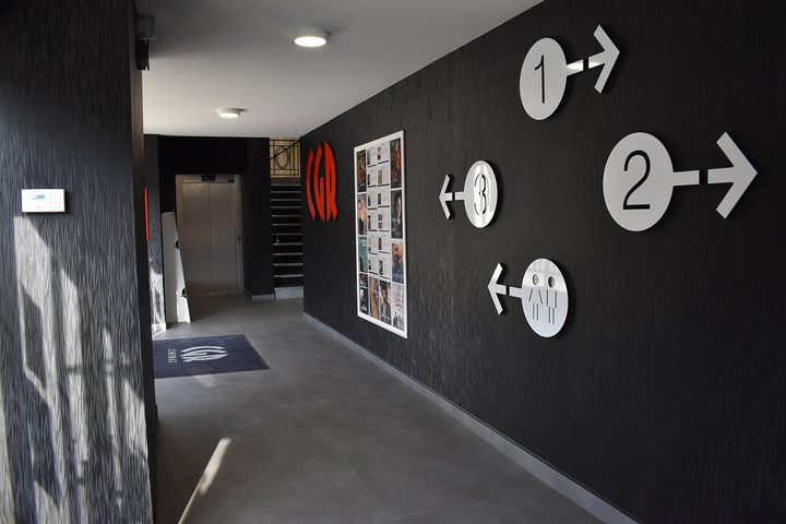 Signalétique directionnelle extérieure sur mât