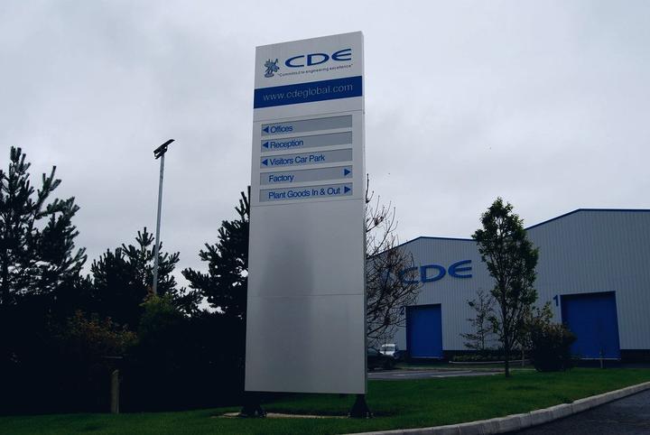 Totem d'entreprise en entrée de zone d'activité