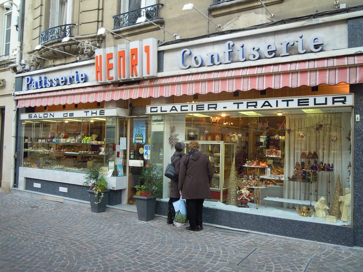 Vitrine de commerce habillée en vitrophanie