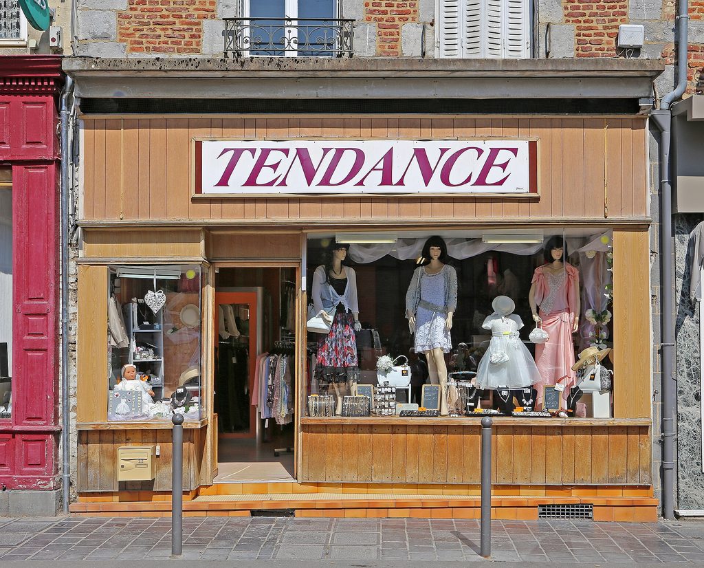 Coller un adhésif sur vitrine — méthode sèche